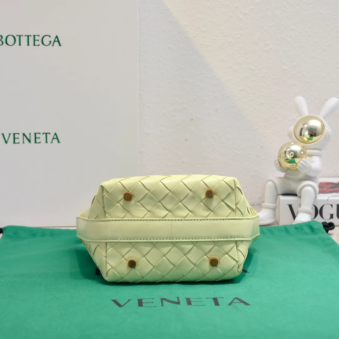 Batch 1280 It is predicted that BV Bottega's lunch bag will be popular again this year🔥. It is very soft and lightweight. It also uses the intrecciato weaving process that the two founders spent several months developing from the beginning of the brand. It is completely hand-woven by Italian craftsmen and perfectly reflects the craftsmanship of Bottega. The entire bag shape is also a very practical and popular lunch box bag shape. The slightly curved arc of the bag mouth can also better fit our wrists. Style number: 7748-1 Size: 17*13.5*5cm